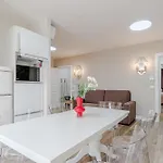 Апартаменты Guesthost - L'angulin & Roomy In *
