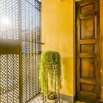 Guesthost - L'angulin & Roomy In *