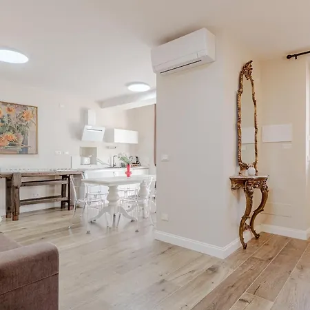 Guesthost - L'angulin & Roomy In