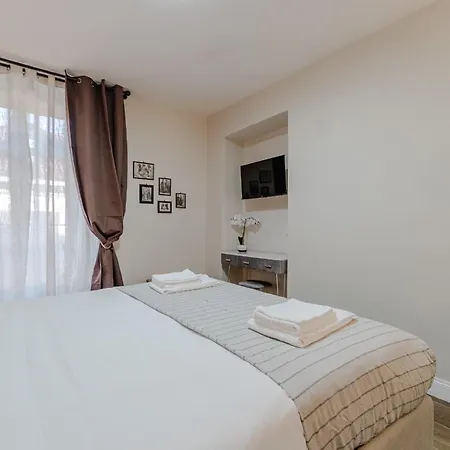 Guesthost - L'angulin & Roomy In *