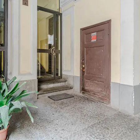 Guesthost - L'angulin & Roomy In *