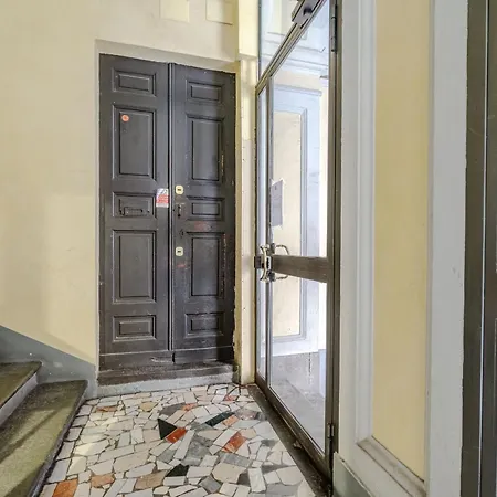 Guesthost - L'angulin & Roomy In *