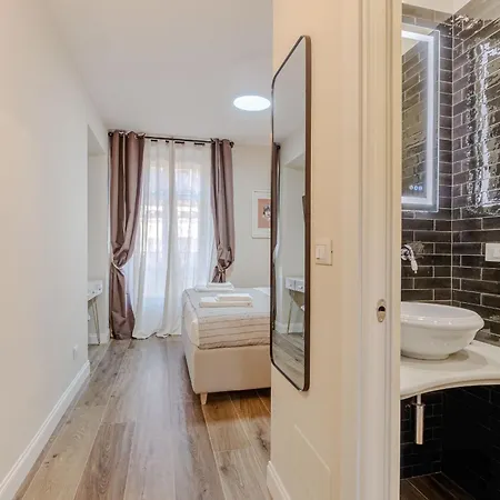 Guesthost - L'angulin & Roomy In Апартаменты Турин
