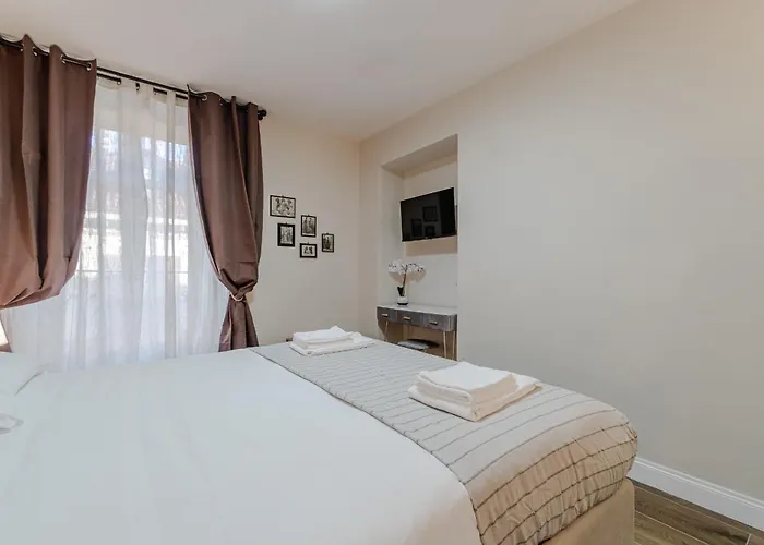 Guesthost - L'angulin & Roomy In *