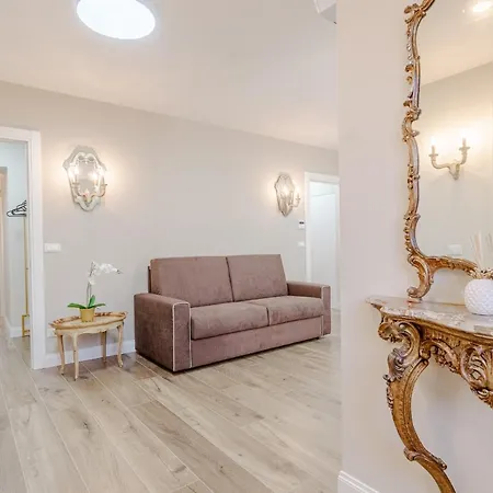 Guesthost - L'angulin & Roomy In *