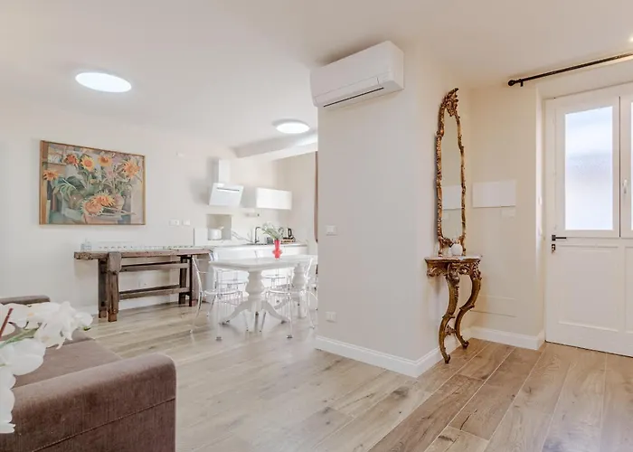 Guesthost - L'angulin & Roomy In
